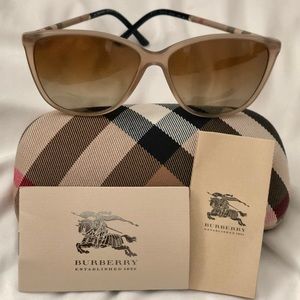 Authentic BURBERRY sunglasses 😎